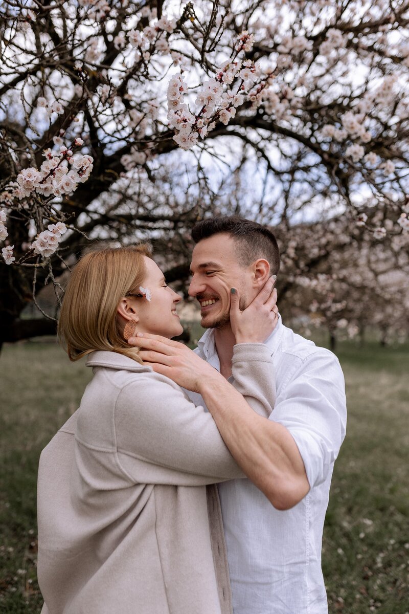 Mann und Frau halten ihre Gesichter und lachen sich an
