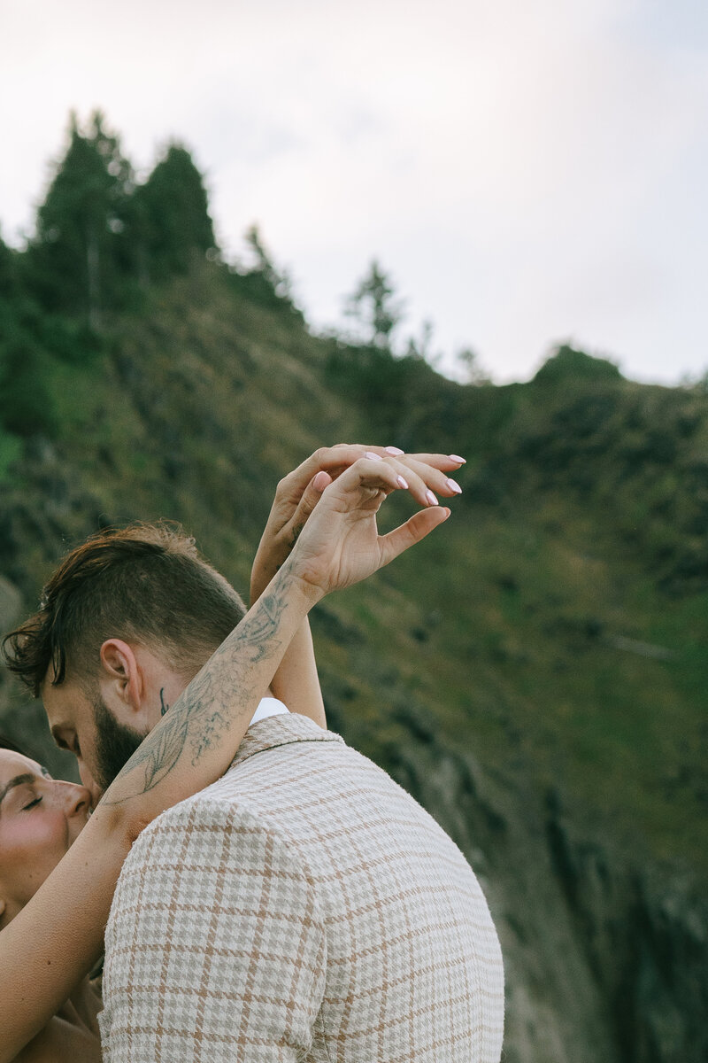 A couple kisses at their Oregon Coast elopement photos. 