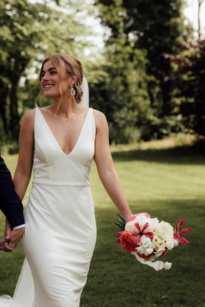 Bruid in jurk met bloemen