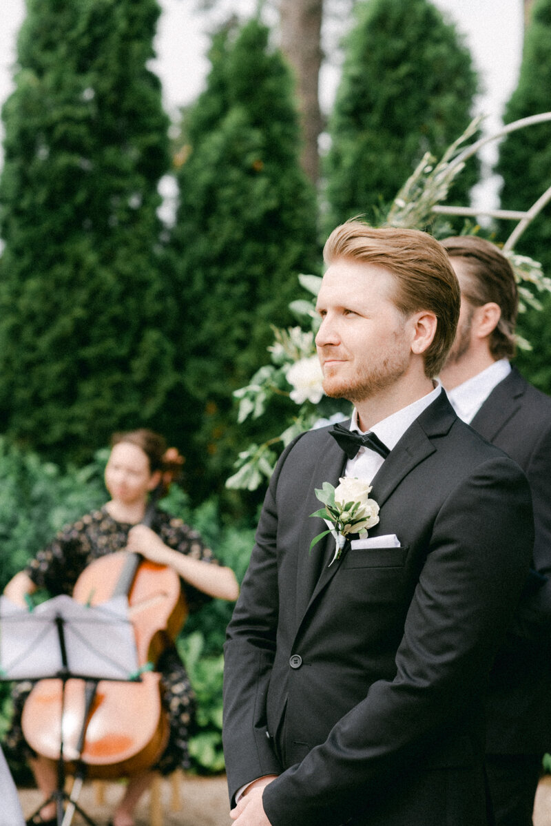 The groom waiting for the bride in the ceremony in an image photographed by wedding photographer Hannika Gabrielsson.