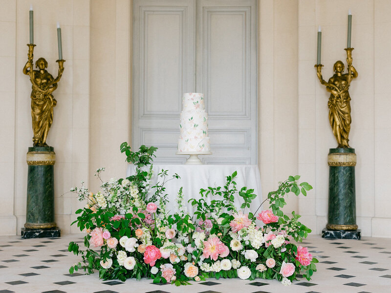Le wedding Cake avec une décoration florale de la table magnifique