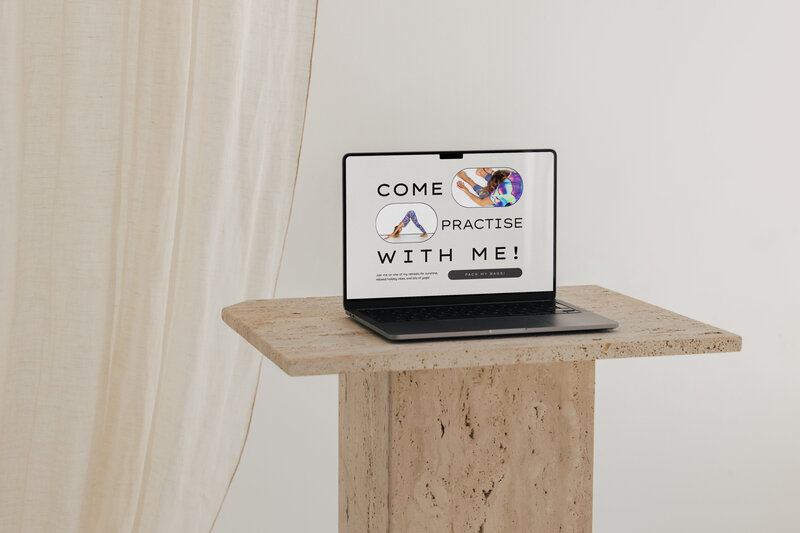 Mockup einer Website für Yogalehrerin Josefine, maskulin und modern gestaltet