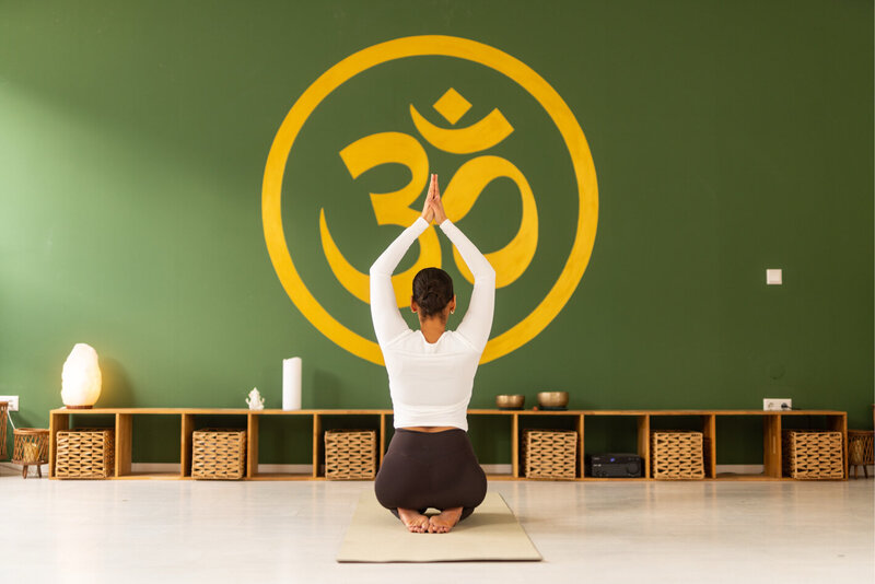 Nina in einer erdenden Stehhaltung auf ihrer Yogamatte
