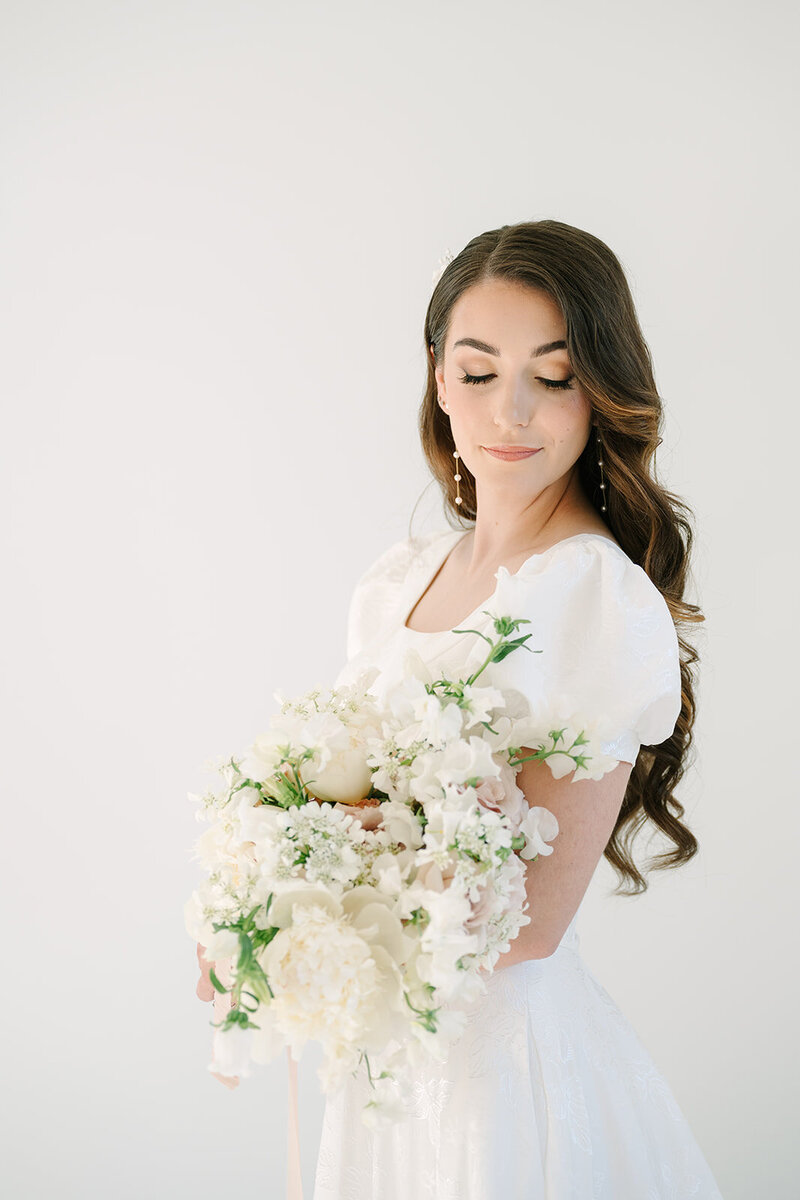 Bride holding bouquet of flowers