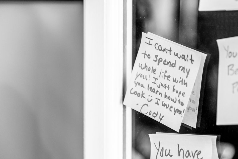 Sticky note from groom to bride declaring his excitement on their wedding day