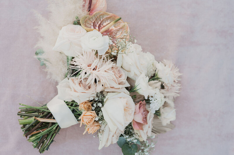 10-radiant-love-events-overview-white-light-pink-floral-bouquet-romantic-elegant-timeless