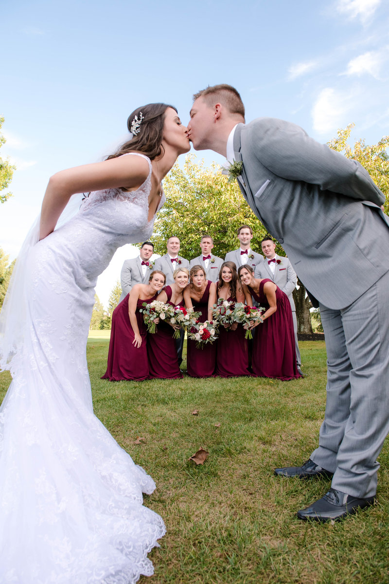 JandDstudio-colonial-golf-and-tennis-club-harrisburg-wedding-photography-outdoor-brideandgroom-weddingparty-kissing (2)