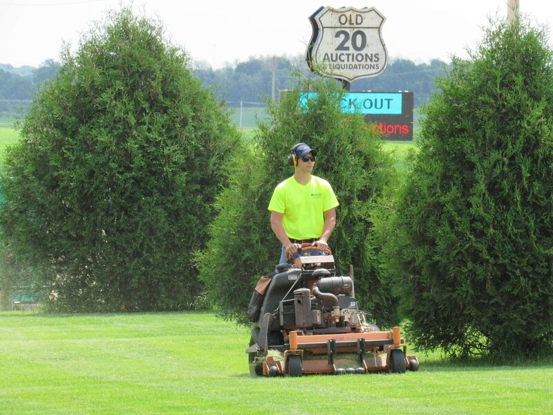 Cedar-Rapids-Iowa-lawn-mowing-services-Supreme-Green-IMG_0386