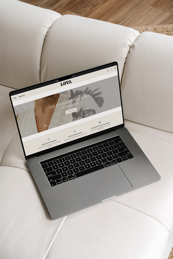 Mockup einer Website für Yogalehrerin Sandra von Wolkenyoga, feminin gestaltet.