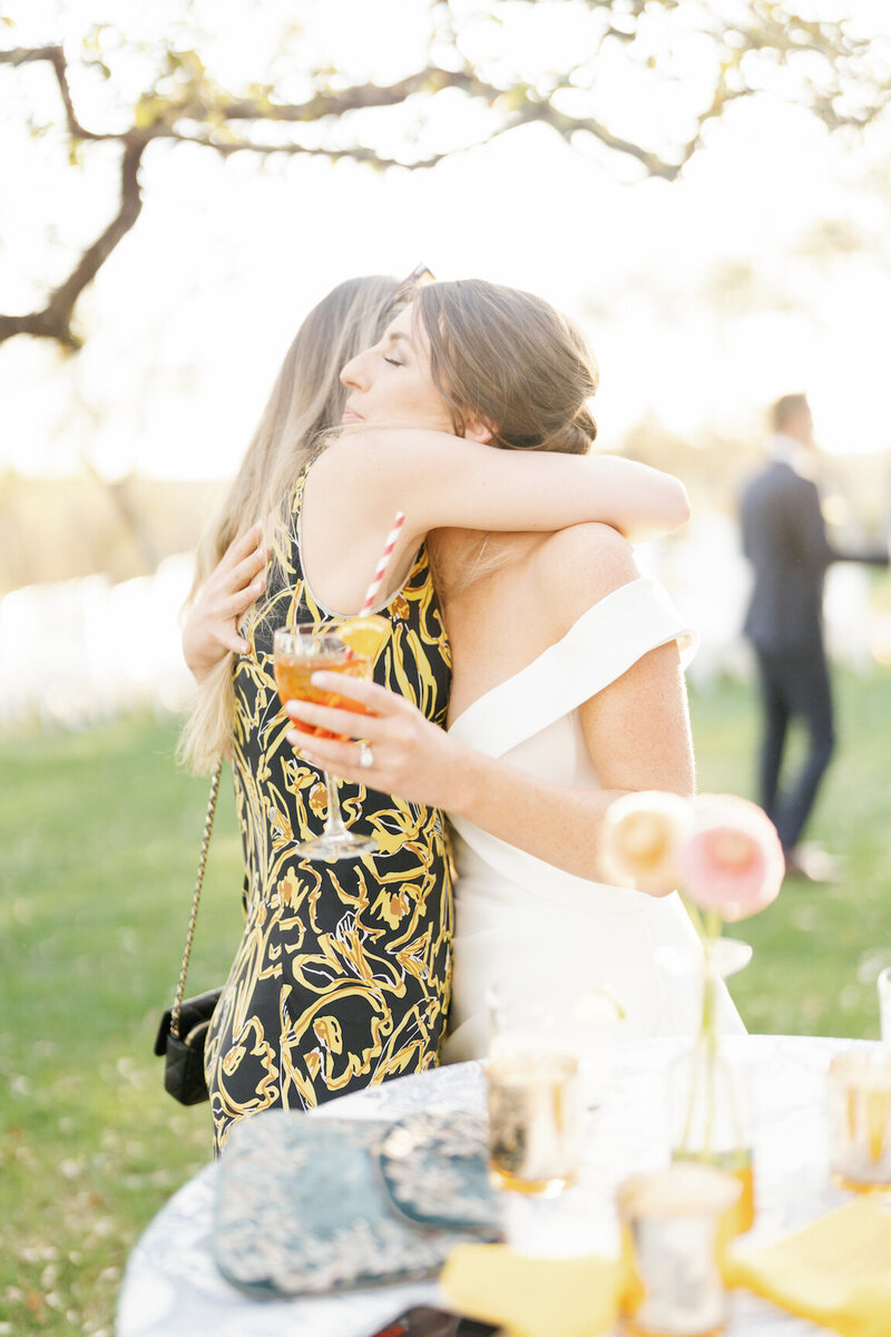 Candid cocktail hour moments on the lawn at Canyonwood Ridge wedding