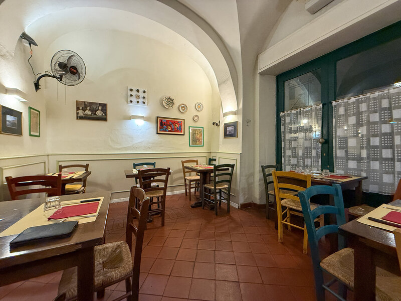 Dining room at Trattoria Sant'Omobono in Pisa, Italy