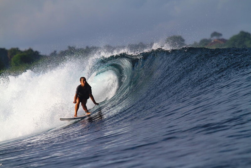 girl surfing left in currumbin