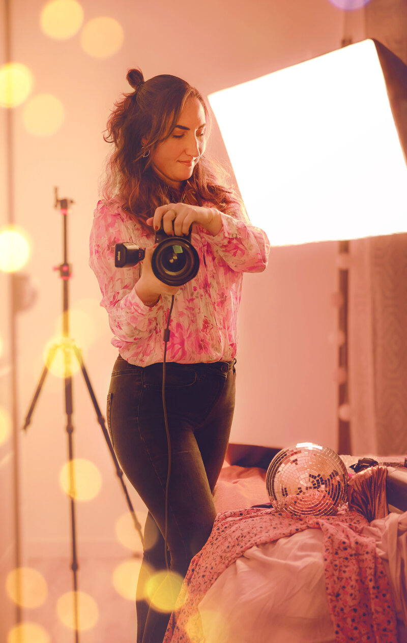 Portrait d’Élodie, directrice artistique et photographe produit du Studio Helloday.