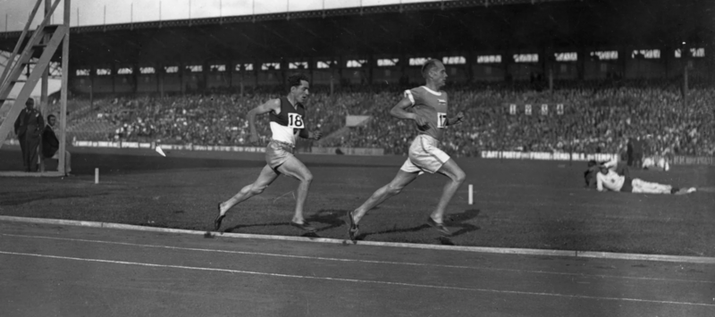 Personal trainer doing jump ropes