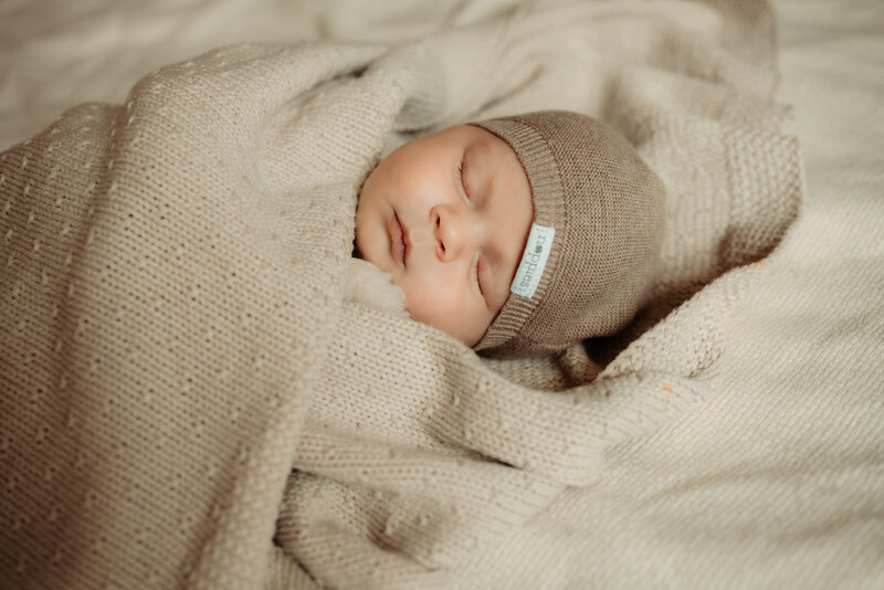 newbornfotograaf Harderwijk een pasgeboren baby profesioneel op de foto laten zetten, in de studio of aan huis