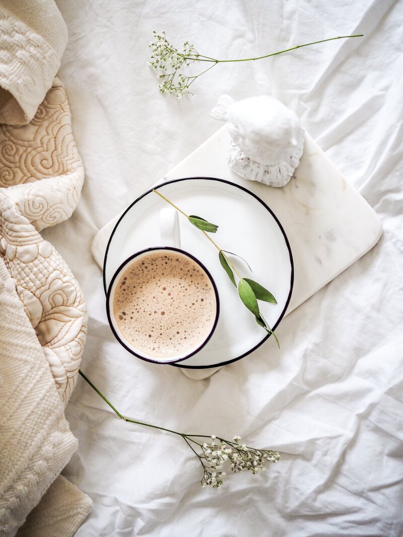 Stockphoto-Unsplash-jen-p-coffeeinbed