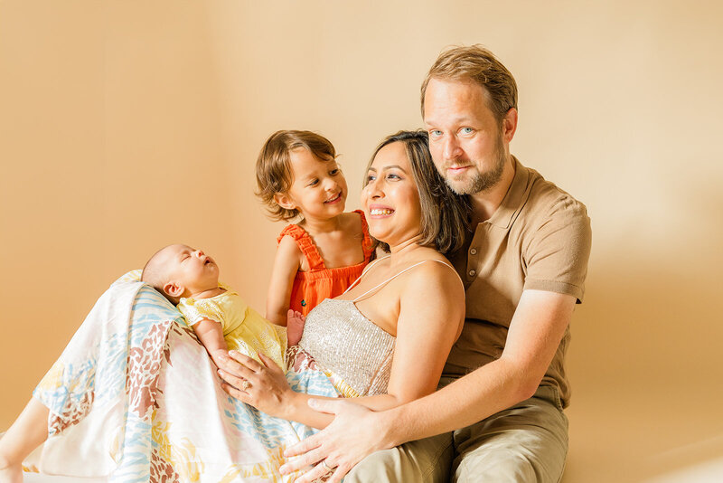 bruid en bruidegom hand in hand en pronken met hun ringen tijdens hun trouwfotoshoot