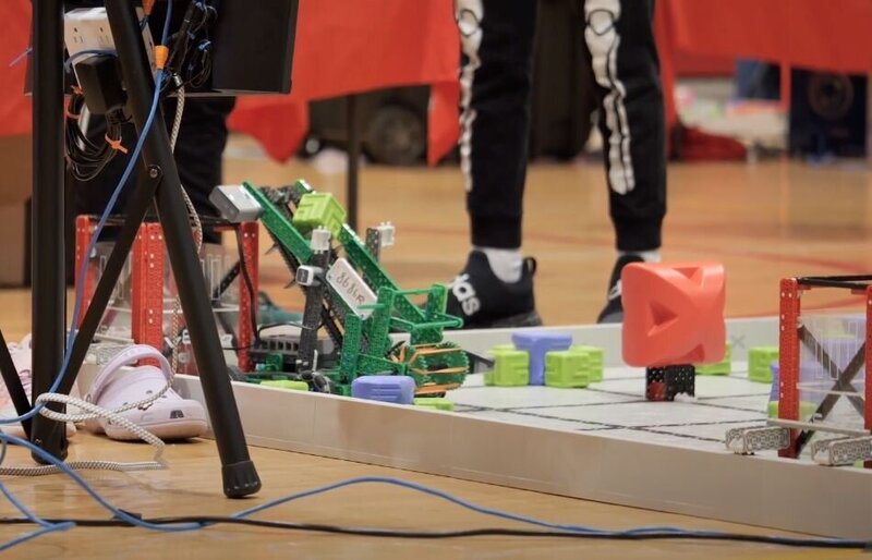 A robot in the middle of a small ring 