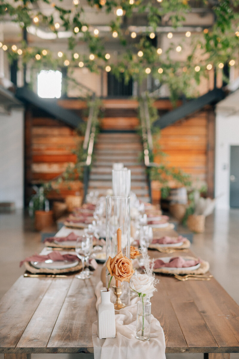 Photo of the head table at The River Center with mauve and rust details. This Des Moines wedding venue is photographed by Anna Brace, a wedding photographer in Des Moines.
