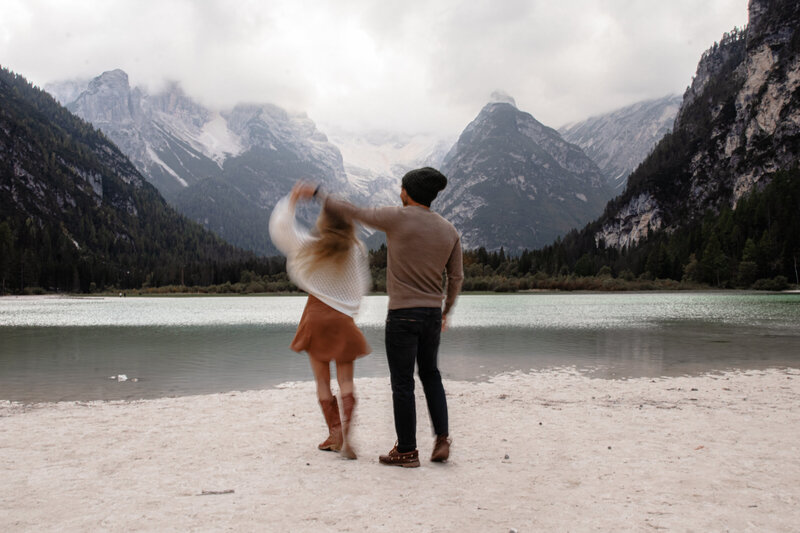 Minimalist elopement decor featuring earthy tones and modern details