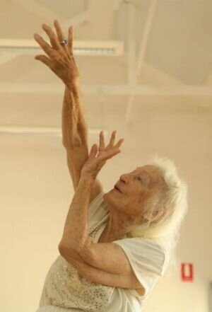 senior-femme-danse-mouvement-100-ans