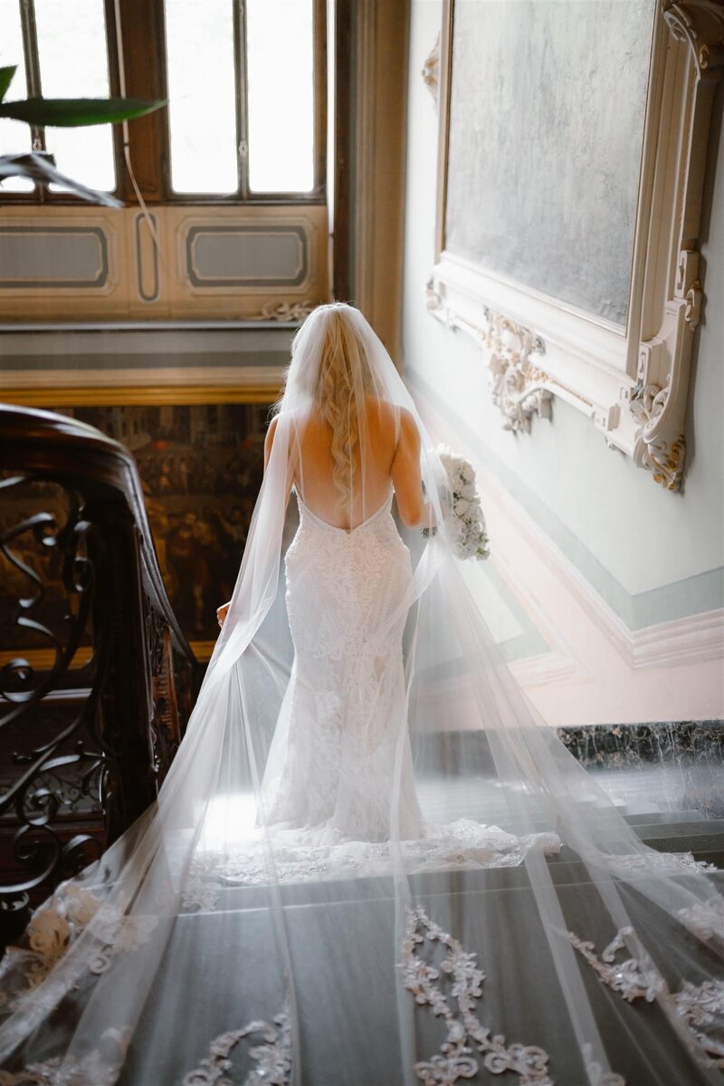 elegant silouhette of a bride at Villa Rusconi Clerici