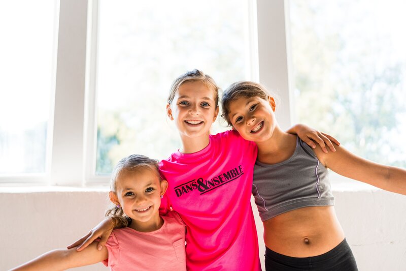 3 jeunes danseuses de hip-hop dans un studio de danse
