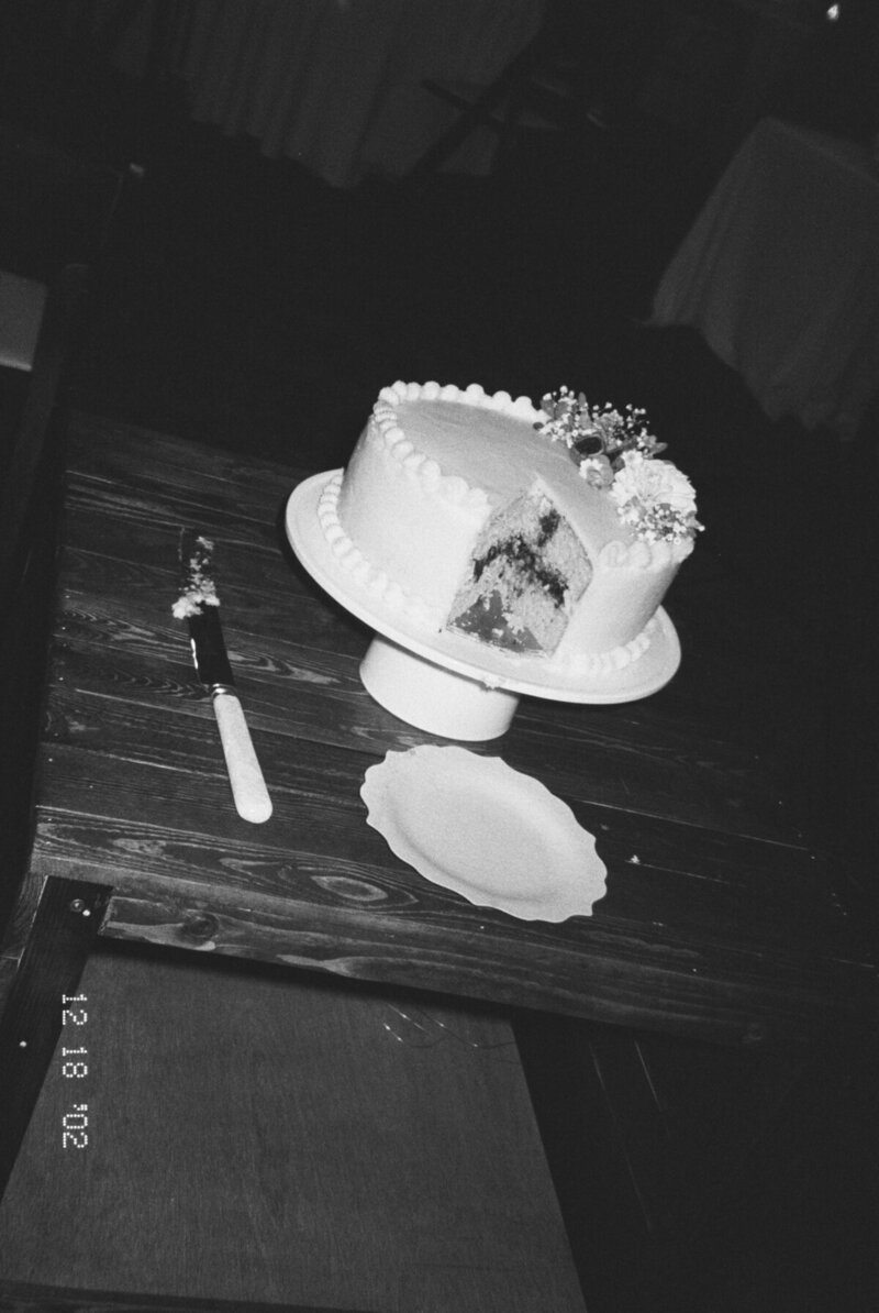 Candid reception moment of cake cutting by wedding photographer in Puerto Rico


