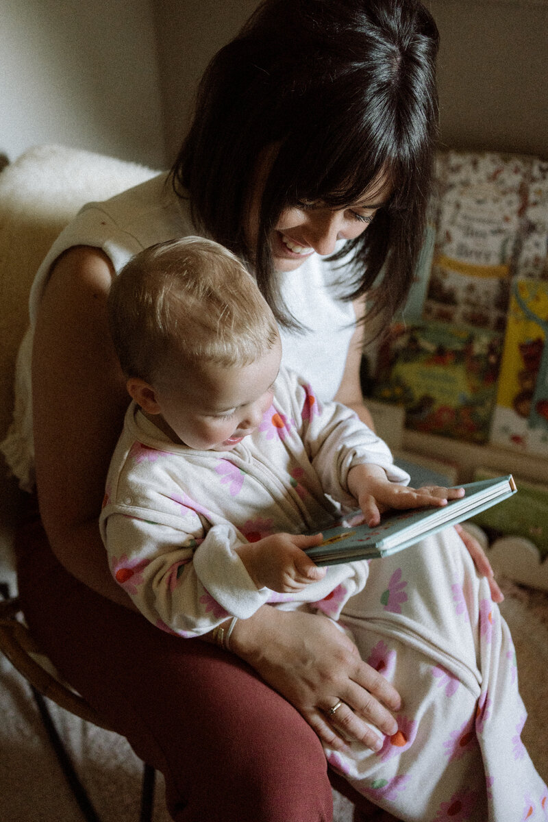Lifestyle gezinsfotografie tijdens een Homes to Remember-shoot - boekje voorlezen 