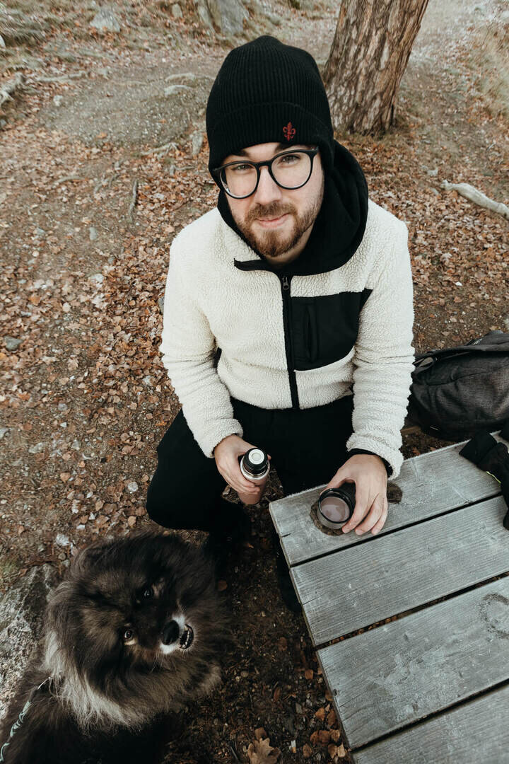 Fotografen Fia Wolle partner tillsammans med hunden Kito 