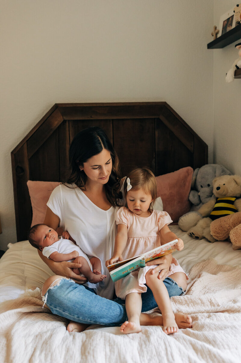 mom-with-daugher-reading-book