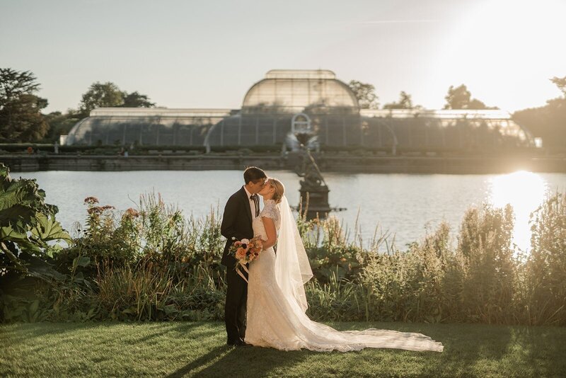 kew-gardens-london-wedding-couple-min