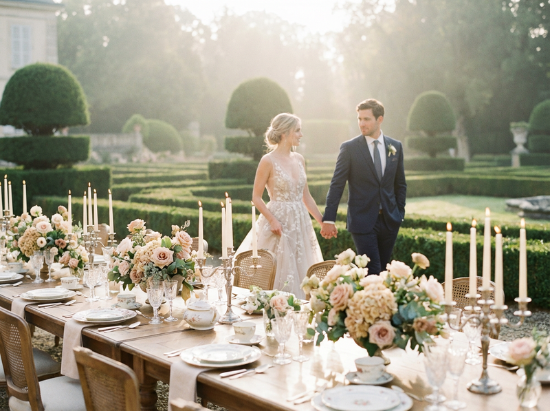 Firefly_Gemini Flash_Fine-art bridal photography shot on soft film stock. A luxurious outdoor wedding scen 679121