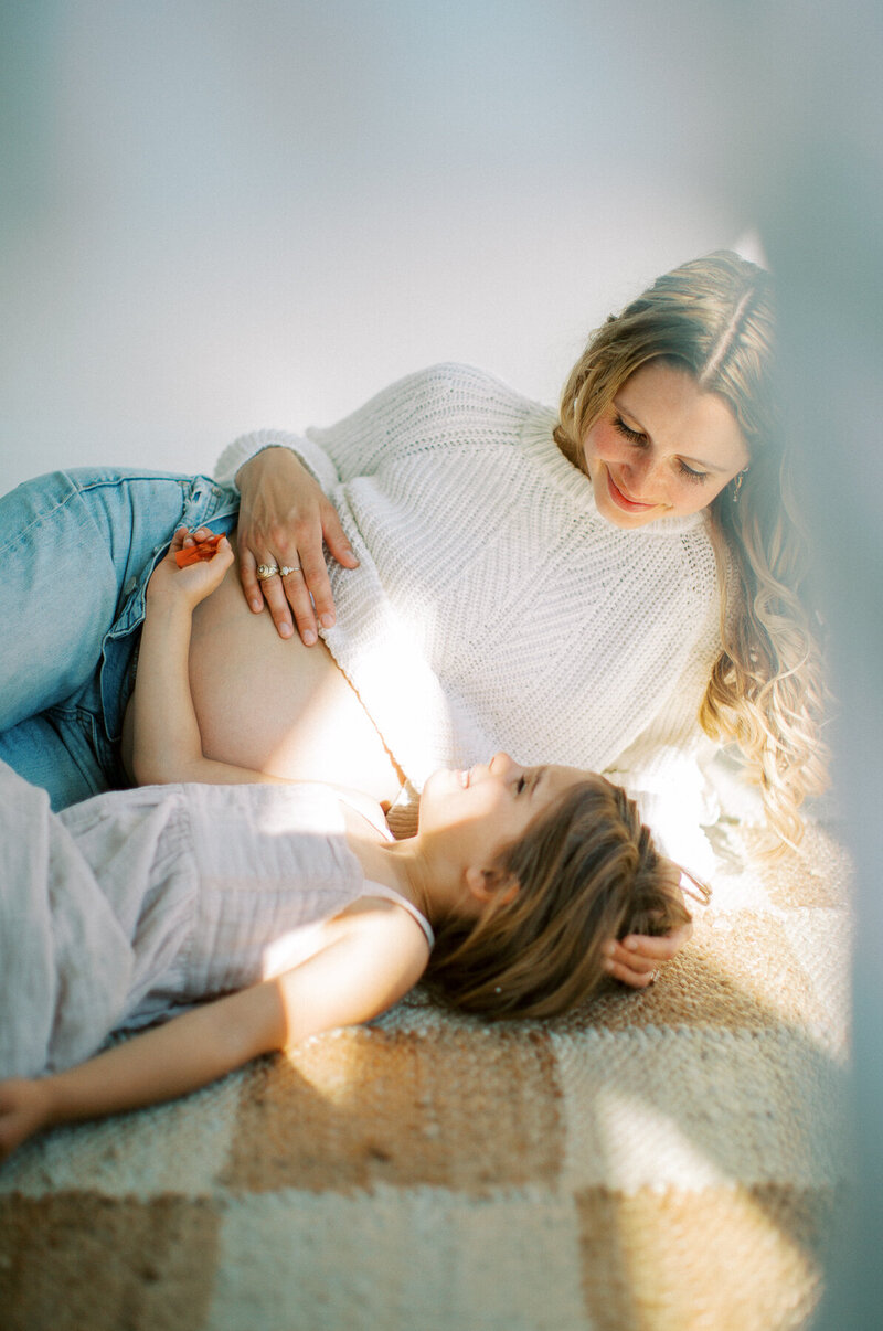 Maternity and newborn photographer in Dallas