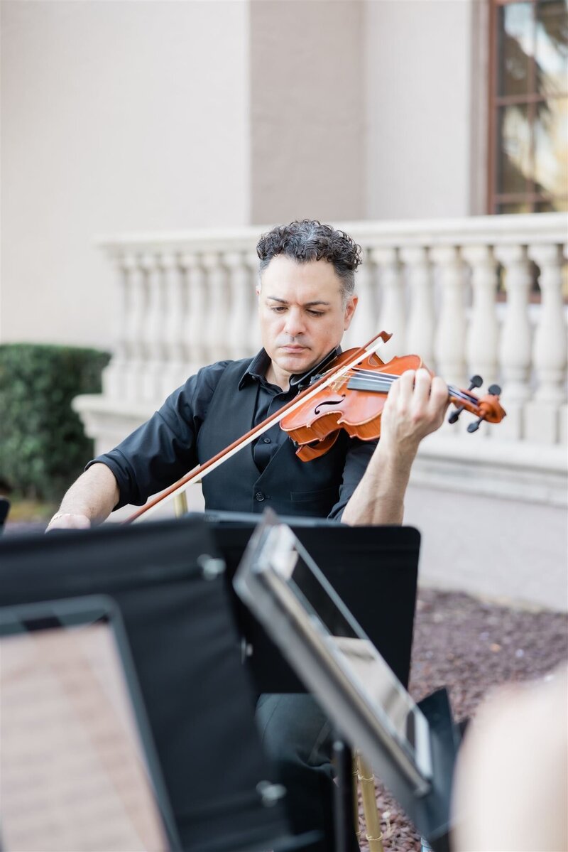 Violinist at the country club of Orlando by Orlando wedding photographer