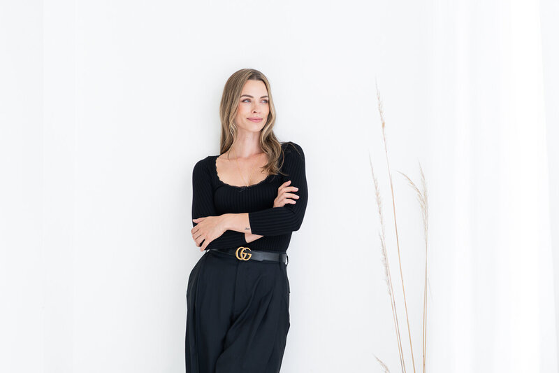 žena v černém oblečení se usmívá a dívá se doprava