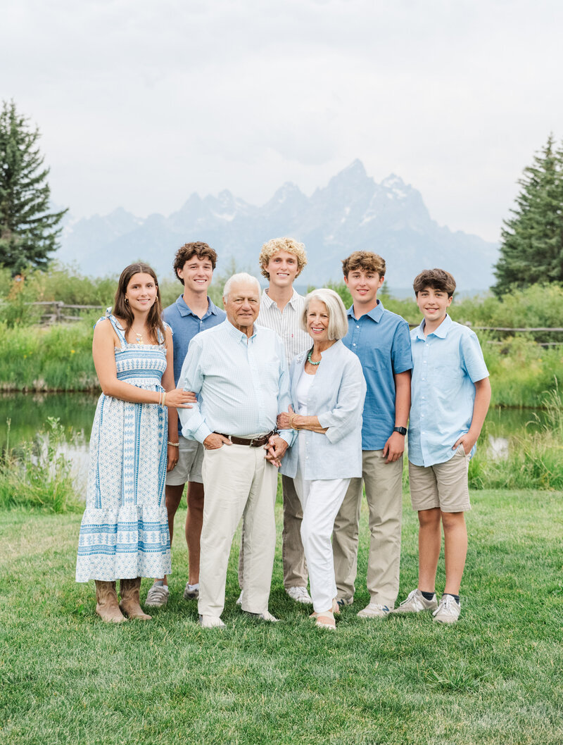 Extended family photo session | Anniversary photos | Moose Head Ranch