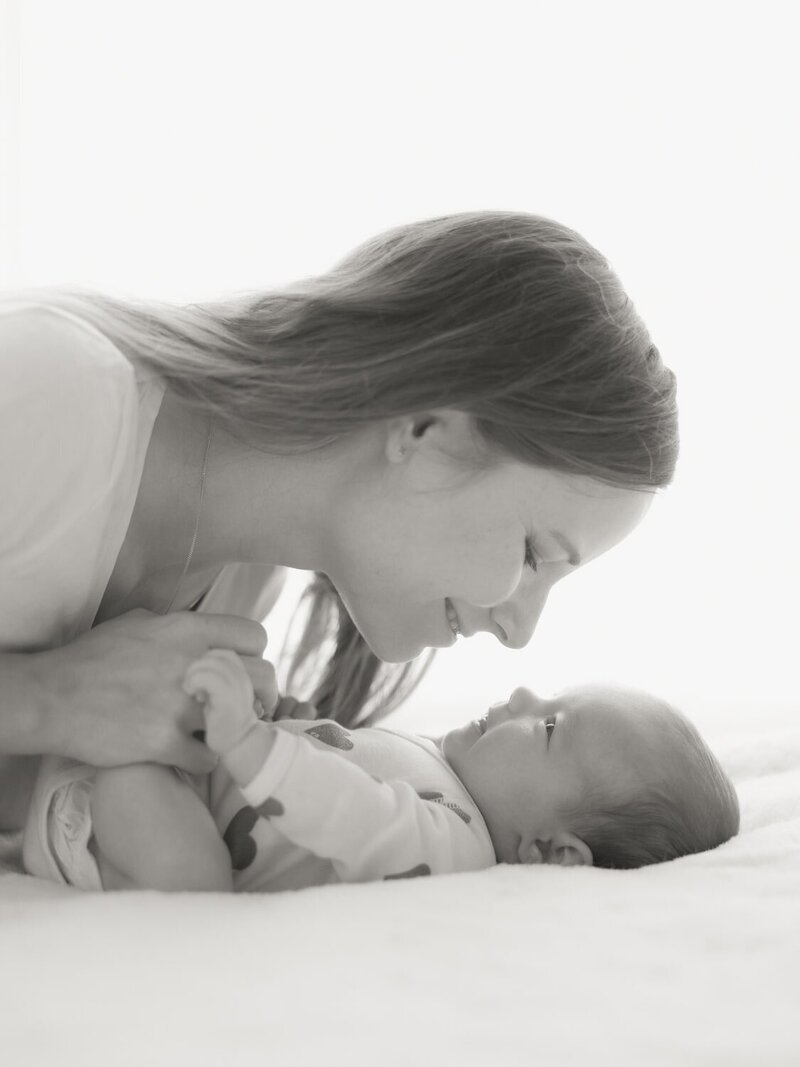 Un portrait en noir et blanc qui saisit l'essence de la maternité lors d'une séance photo à Bordeaux. Découvrez le langage universel de l'amour maternel à travers notre objectif, capturant des moments tendres .