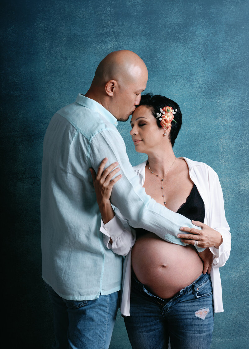 Couple plan serré ventre femme enceinte studio élégant