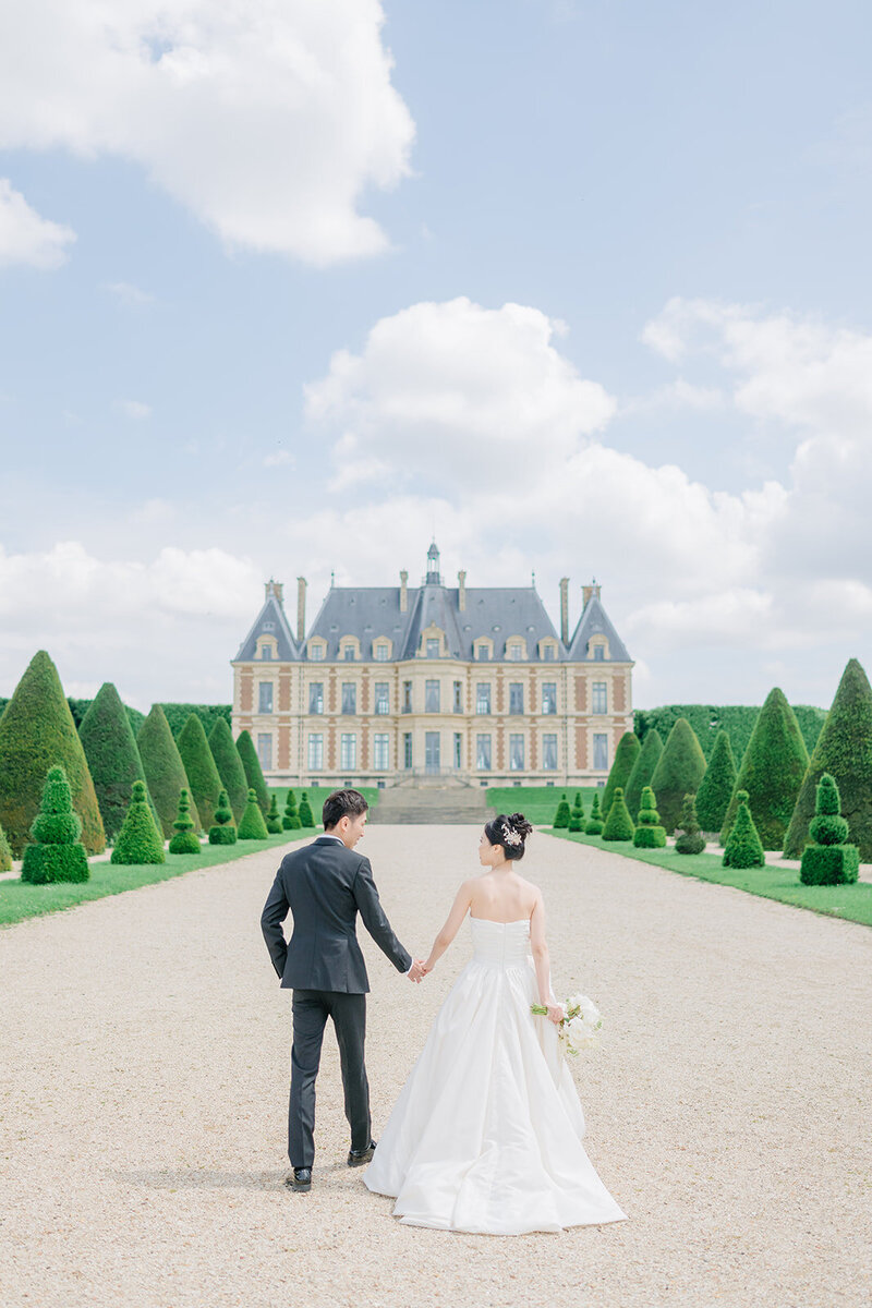 Morgane Ball photographe mariage Paris chateau de sceaux jardins  couple mariés idée photos