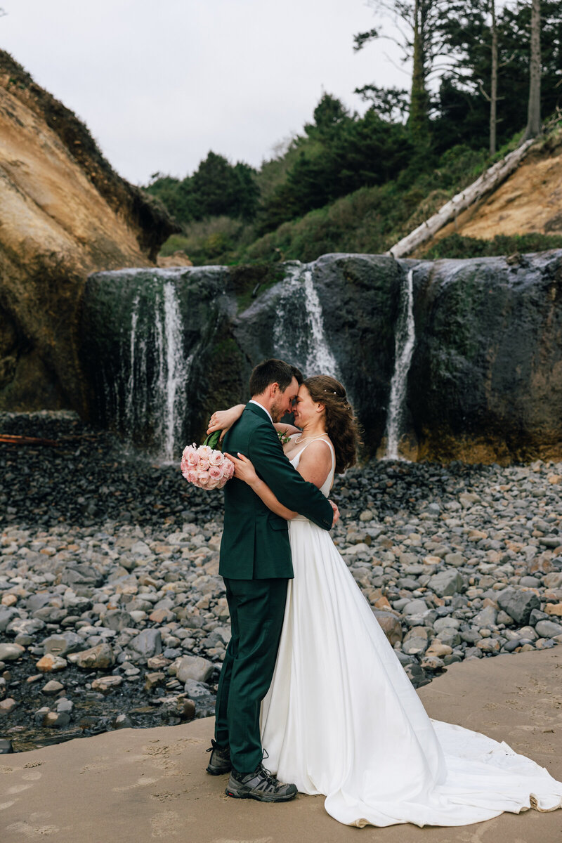 Amazing-Oregon-Elopement-location-Hug-Point-1