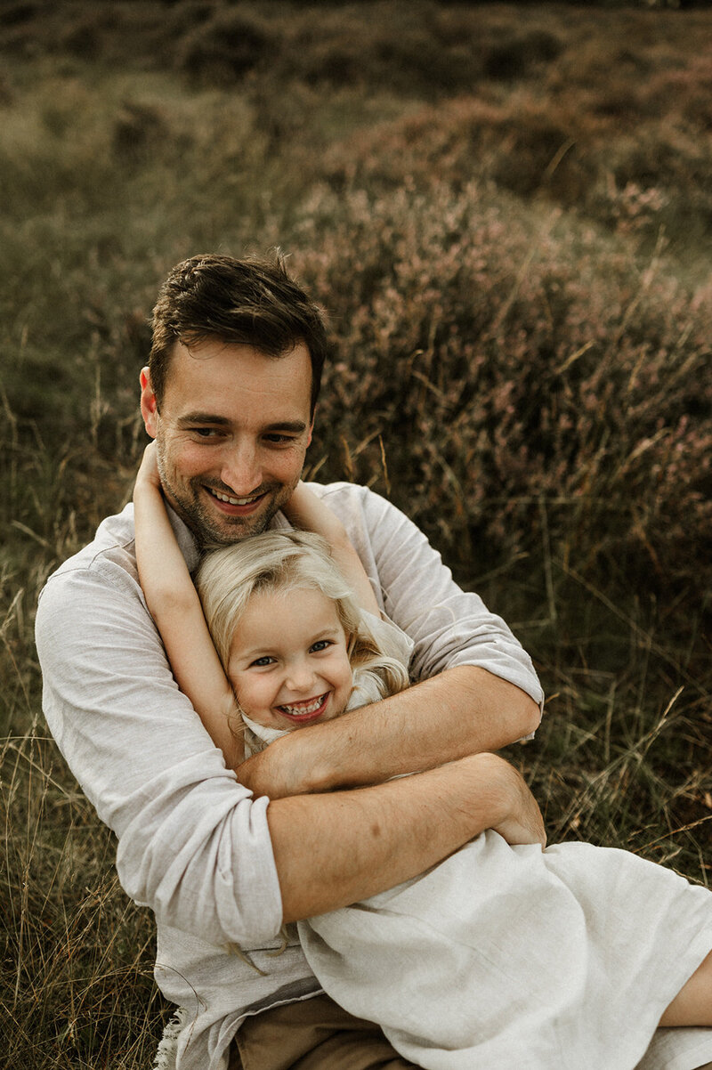 Gezinsfotografie in Nijlen tijdens golden hour – pure, spontane momenten vastgelegd in de heide.
