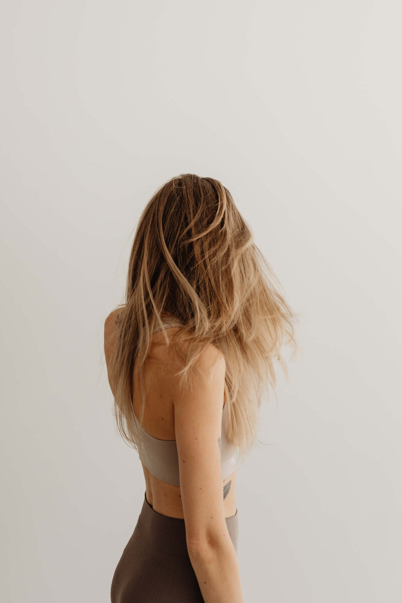 kaboompics_young-adult-woman-long-blonde-hair-yoga-or-fitness-outfit-28630