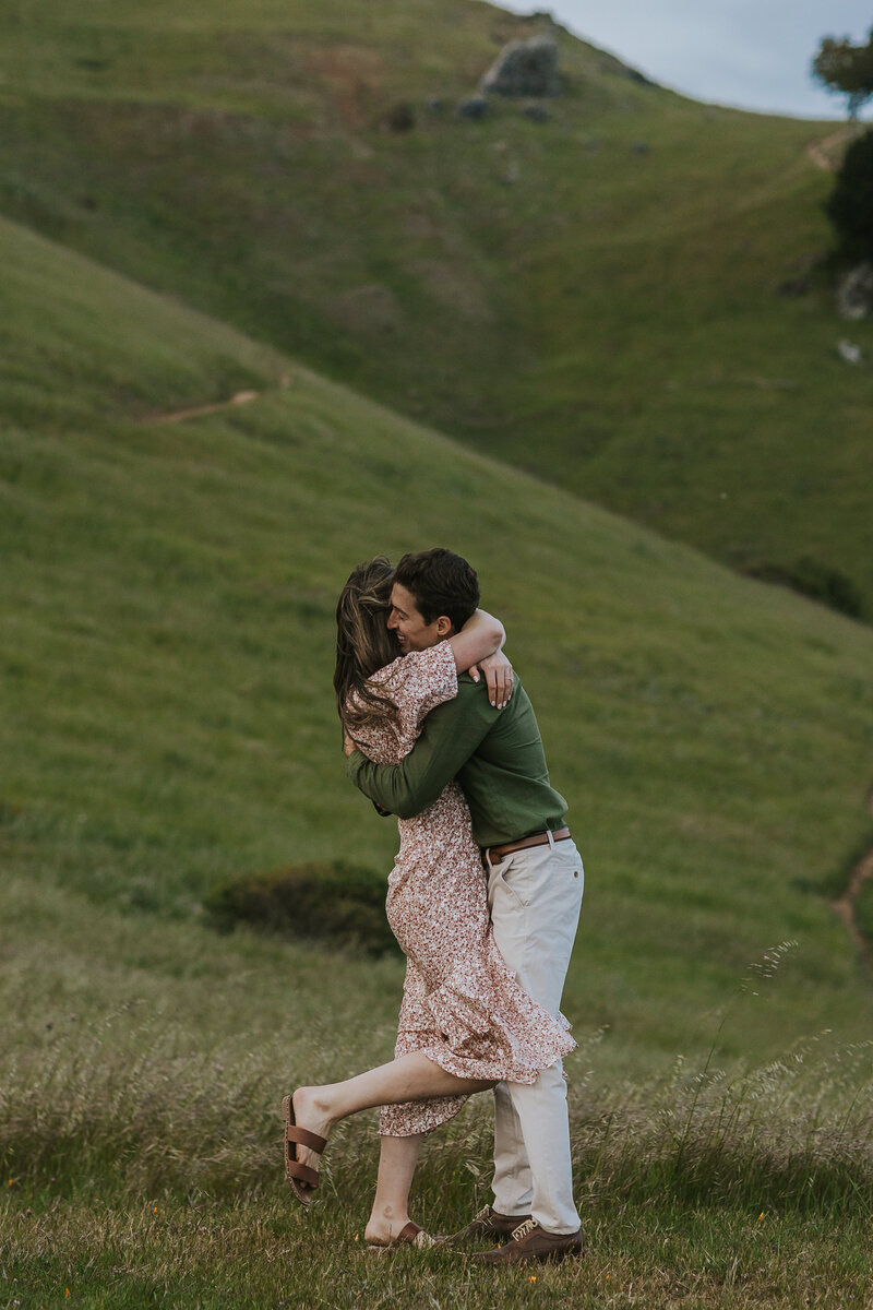 rebecca skidgel photography engagement photographer mt tam tamalpais couple hugging
