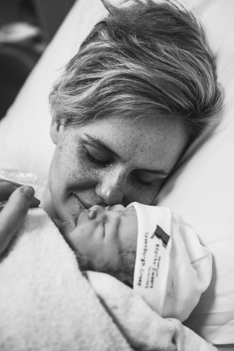 Vrouw met baby in haar armen