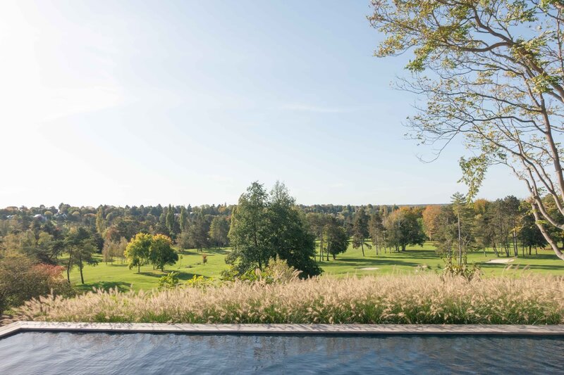 Esquisse d'un jardin arboré donnant sur une maison