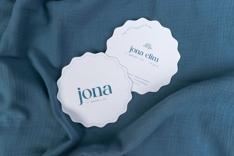 Rond-geboortekaartje-Jona-met-golven-en-letterpress-13
