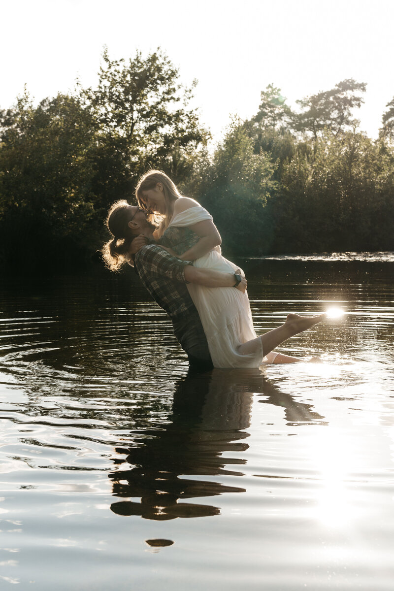 Koppel in natuurdomein tijdens koppelshoot