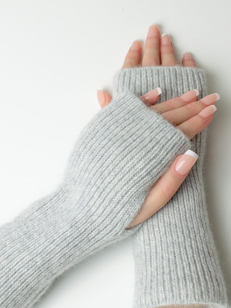 Seattle Mitts Cashmere Dive Gray model.png