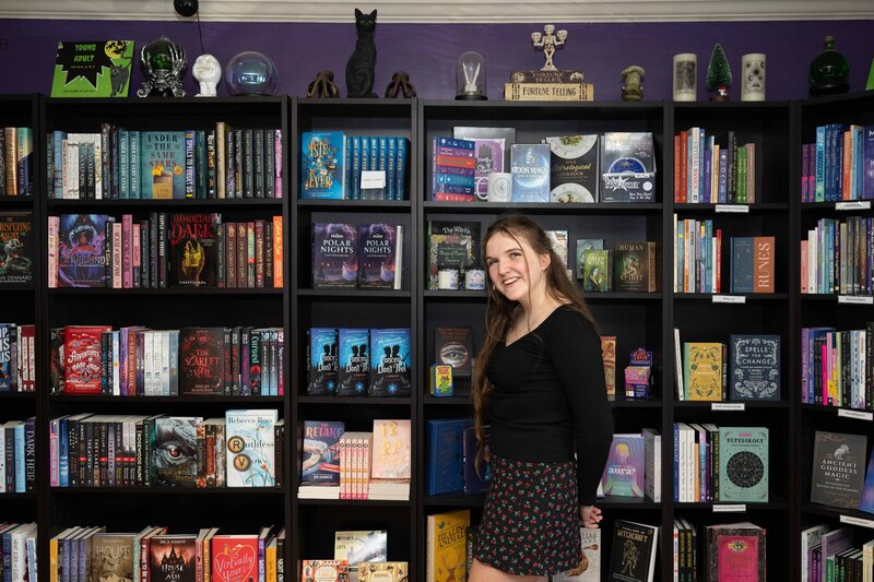 BlackCatBookstoreSeniorPhotosMedinaPositivelyPortraits-10